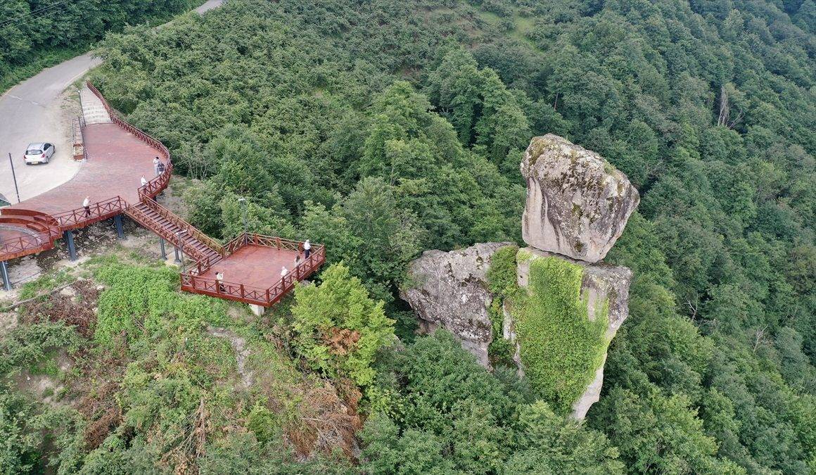 El ile koyulmuş gibi: Giresun'daki Gelin Kayası ziyaretçileri şaşırtıyor