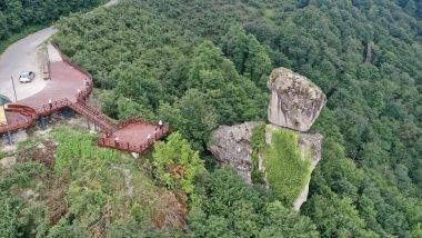 El ile koyulmuş gibi: Giresun'daki Gelin Kayası ziyaretçileri şaşırtıyor