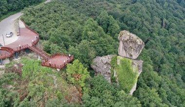 El ile koyulmuş gibi: Giresun'daki Gelin Kayası ziyaretçileri şaşırtıyor