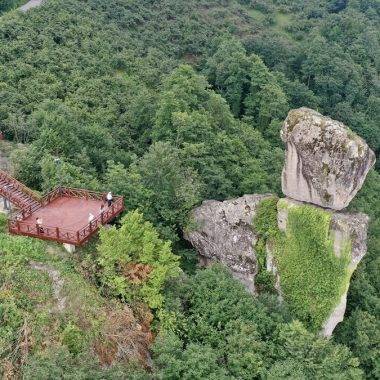 El ile koyulmuş gibi: Giresun'daki Gelin Kayası ziyaretçileri şaşırtıyor