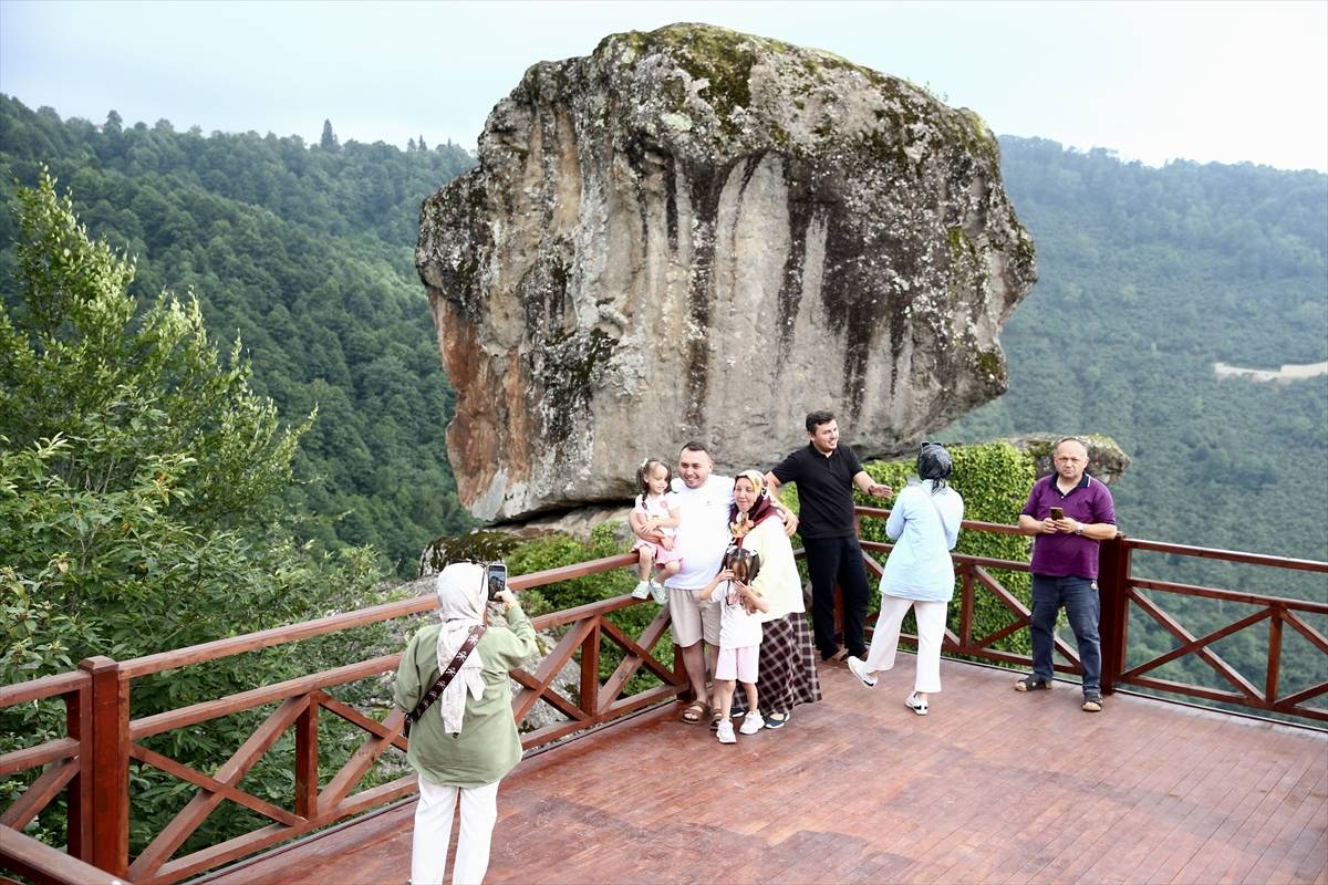 El ile koyulmuş gibi: Giresun'daki Gelin Kayası ziyaretçileri şaşırtıyor