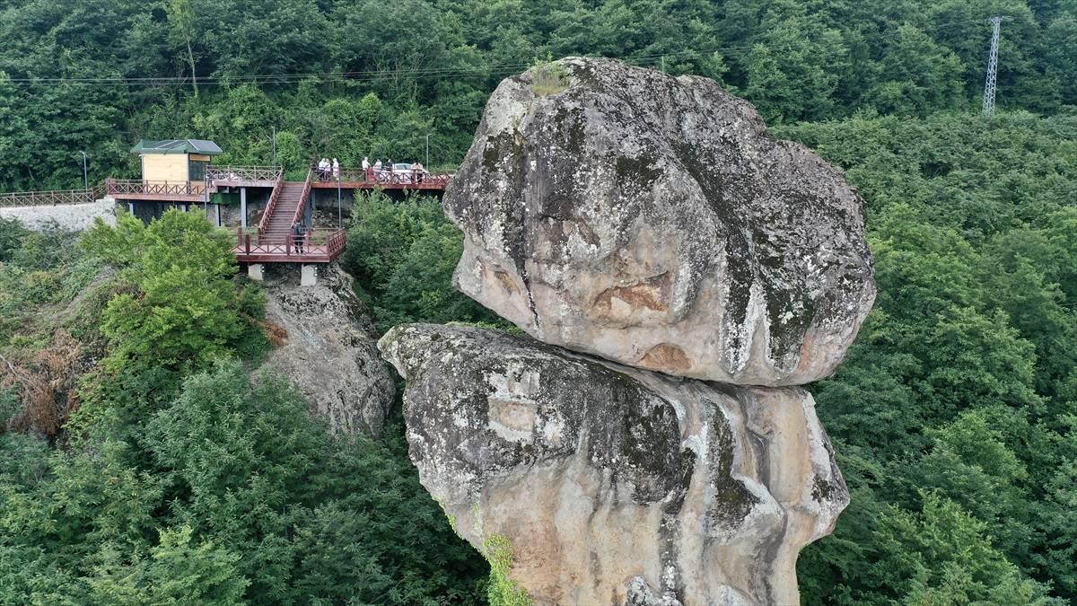 El ile koyulmuş gibi: Giresun'daki Gelin Kayası ziyaretçileri şaşırtıyor