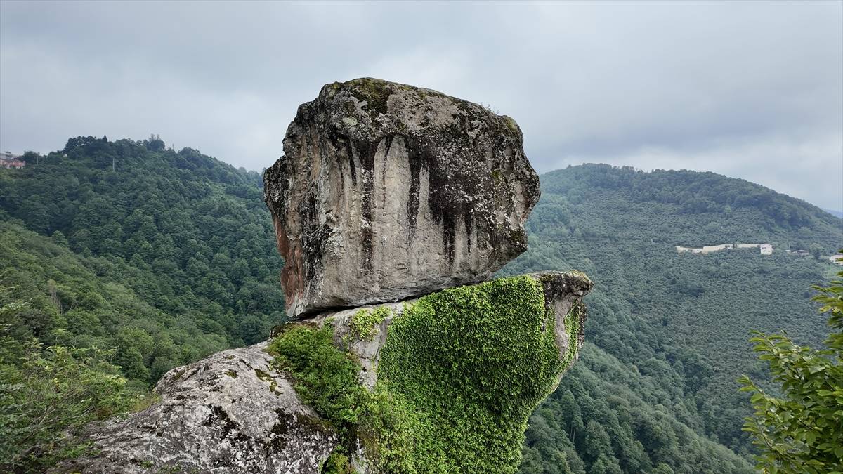 El ile koyulmuş gibi: Giresun'daki Gelin Kayası ziyaretçileri şaşırtıyor