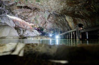 Yerin altındaki Pamukkale, hem travertenleri hem de şifalı sularıyla ilgi çekiyor
