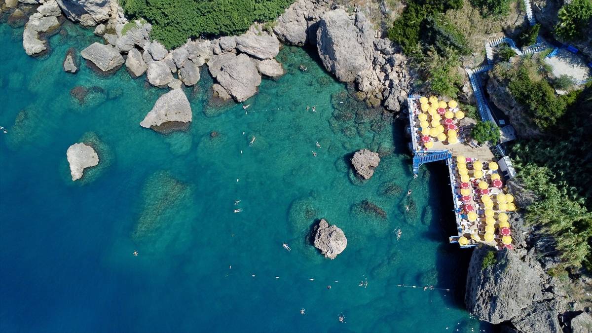 Antalya'nın 64 milyon yıllık falez plajları Akdeniz'in serin sularında ziyaretçilerini ağırlıyor
