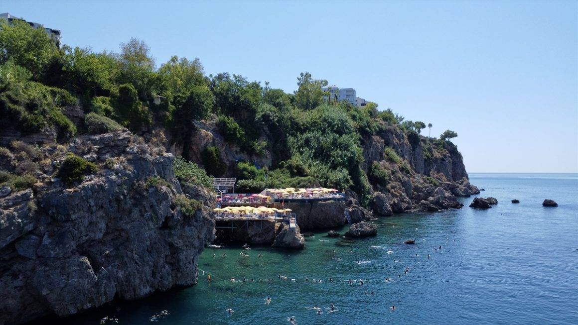 Antalya'nın 64 milyon yıllık falez plajları Akdeniz'in serin sularında ziyaretçilerini ağırlıyor
