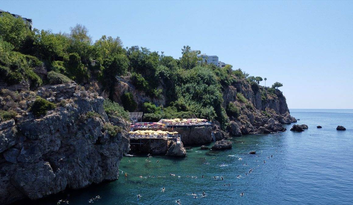 Antalya'nın 64 milyon yıllık falez plajları Akdeniz'in serin sularında ziyaretçilerini ağırlıyor