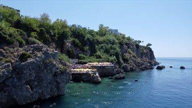 Antalya'nın 64 milyon yıllık falez plajları Akdeniz'in serin sularında ziyaretçilerini ağırlıyor