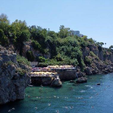 Antalya'nın 64 milyon yıllık falez plajları Akdeniz'in serin sularında ziyaretçilerini ağırlıyor