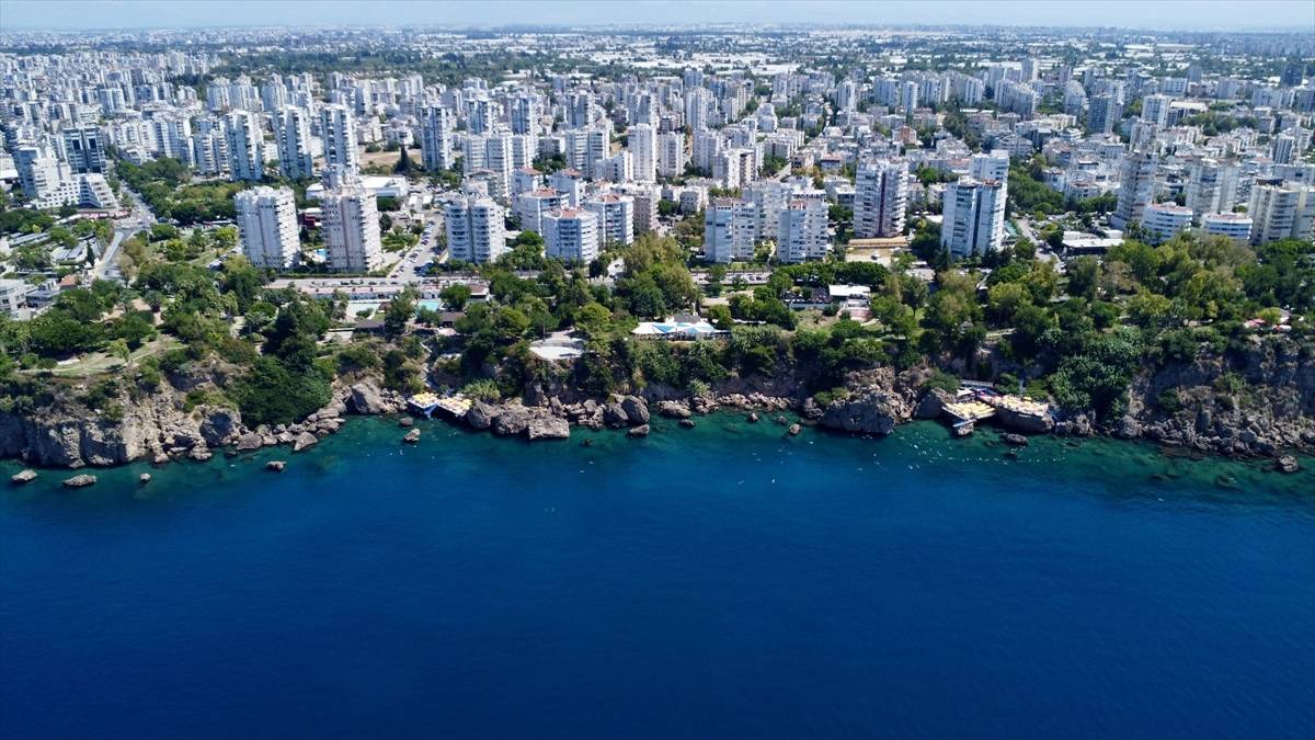 Antalya'nın 64 milyon yıllık falez plajları Akdeniz'in serin sularında ziyaretçilerini ağırlıyor