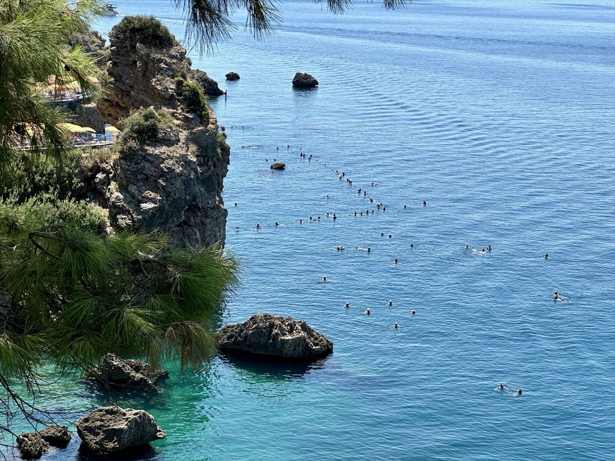 Antalya'nın 64 milyon yıllık falez plajları Akdeniz'in serin sularında ziyaretçilerini ağırlıyor