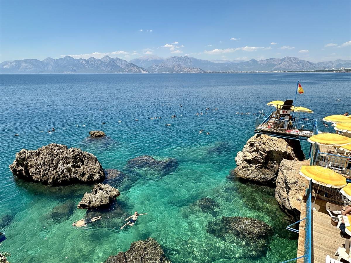 Antalya'nın 64 milyon yıllık falez plajları Akdeniz'in serin sularında ziyaretçilerini ağırlıyor