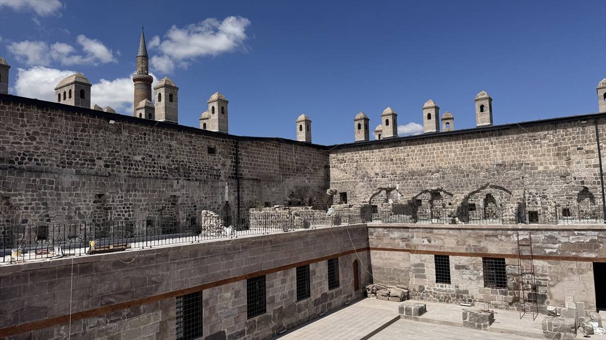 Yıllardır bir ayakkabıcının yanında toprak altındaydı! Kayseri'de Gön Hanı gün yüzüne çıkarıldı