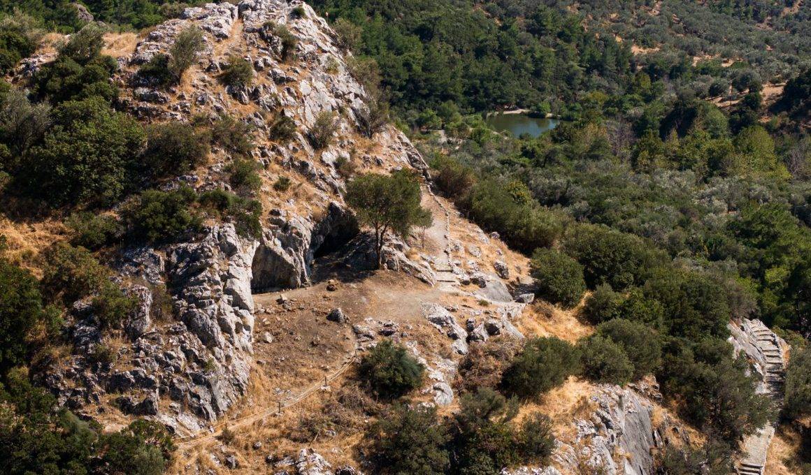 İzmir'de Homeros'un ünlü destanını yazdığı söylenen mağaralara ilgi artıyor