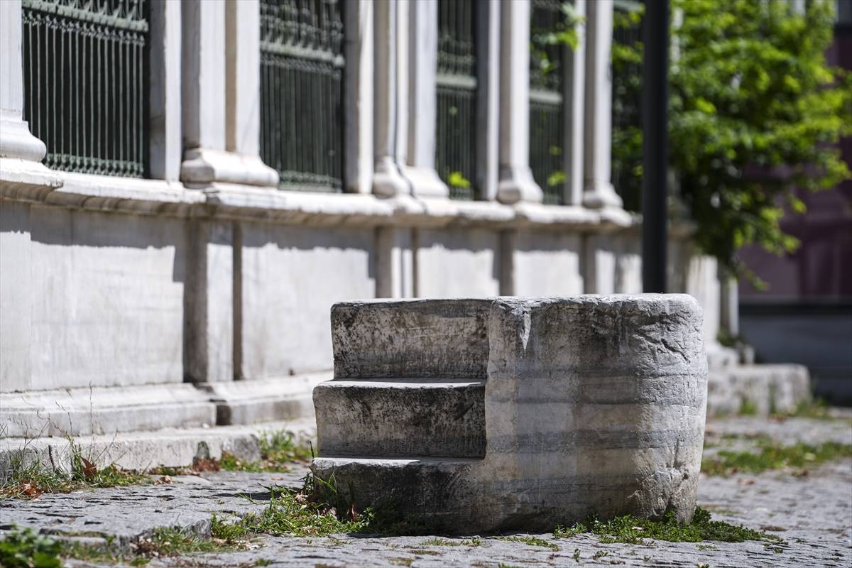 İstanbul’da çoğu kişi fark etmiyor! Osmanlı’nın unutulan mirası: Binek taşları