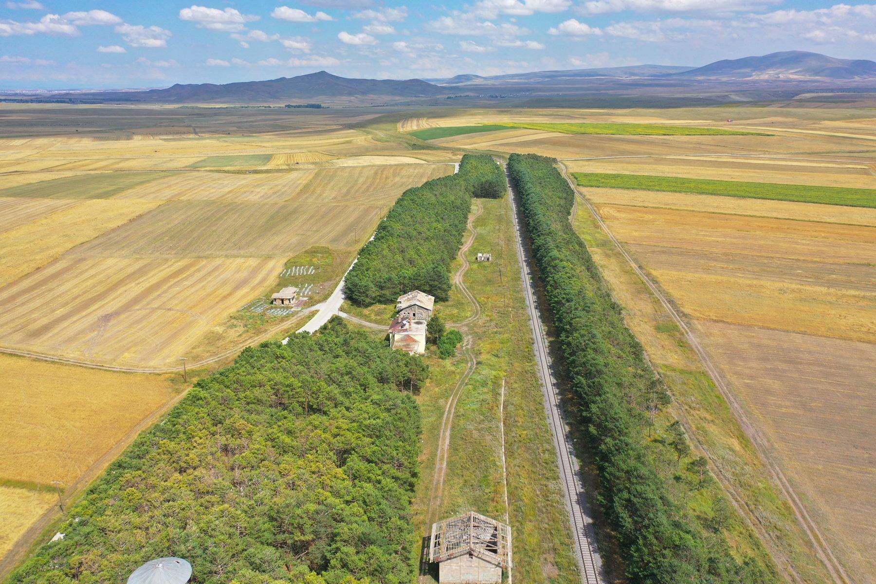 Çölde bir vaha gibi: Kars'ın Benli Ahmet Tren İstasyonu 57 yıllık emeği yansıtıyor