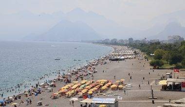 Antalya'da nem ve sıcak birleşti, bunalanlar kendilerini Akdeniz'e bıraktı