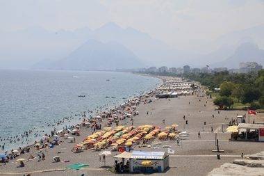 Antalya'da nem ve sıcak birleşti, bunalanlar kendilerini Akdeniz'e bıraktı
