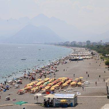 Antalya'da nem ve sıcak birleşti, bunalanlar kendilerini Akdeniz'e bıraktı