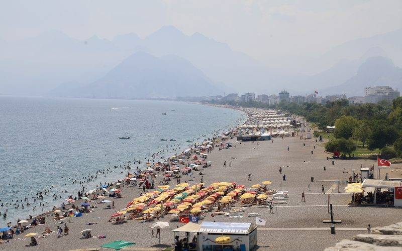 Antalya'da nem ve sıcak birleşti, bunalanlar kendilerini Akdeniz'e bıraktı
