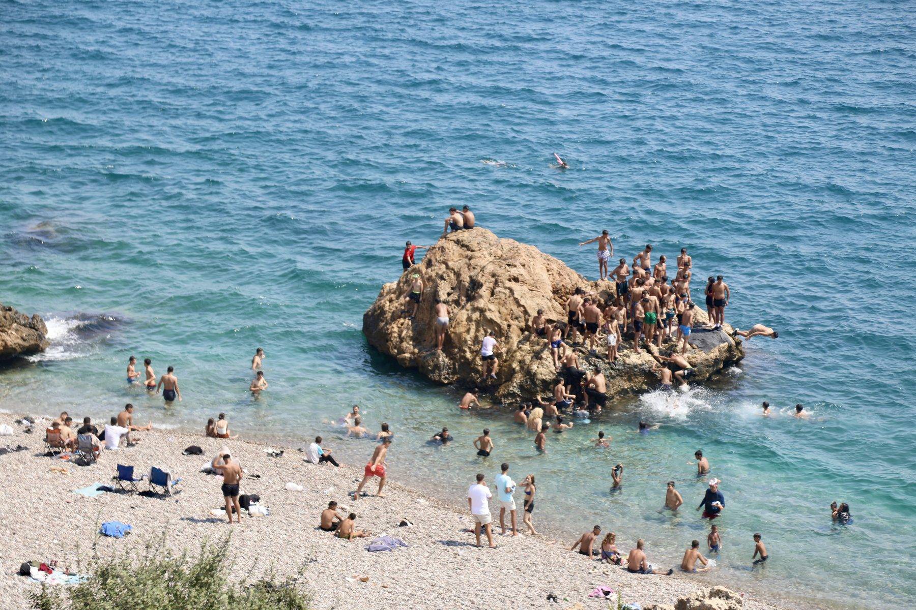 Antalya'da nem ve sıcak birleşti, bunalanlar kendilerini Akdeniz'e bıraktı