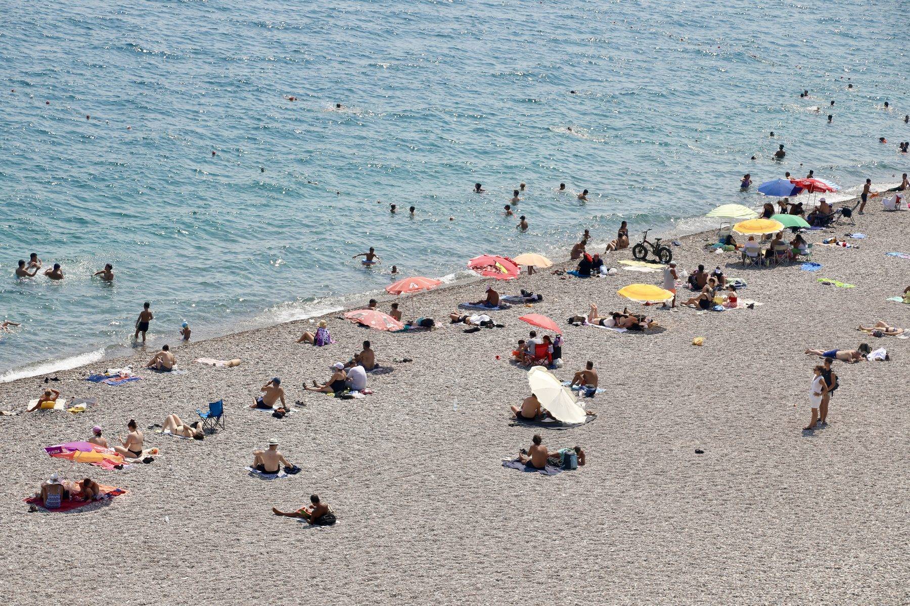 Antalya'da nem ve sıcak birleşti, bunalanlar kendilerini Akdeniz'e bıraktı