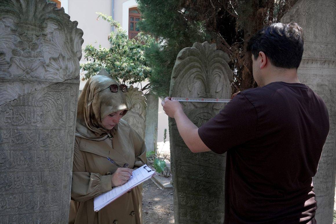 Tarihe mercek tutan mezar taşları İstanbul'da gelecek nesiller için korunuyor