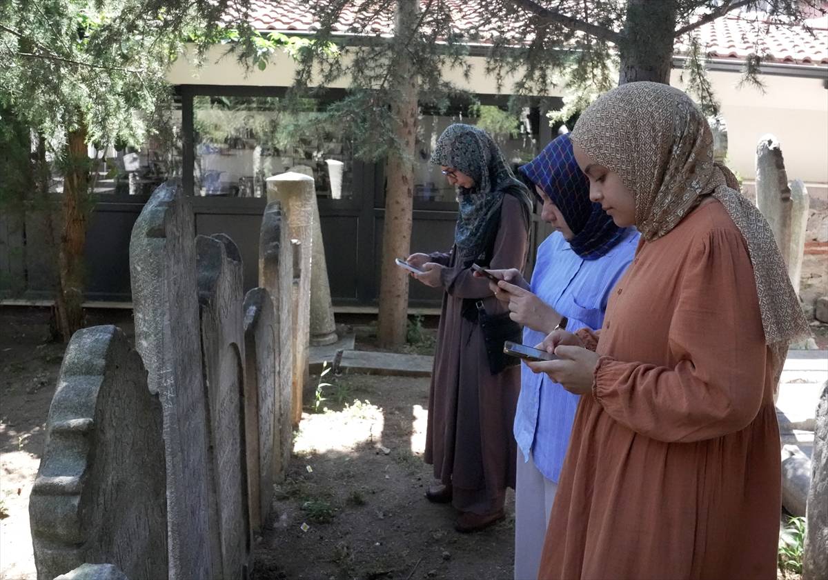 Tarihe mercek tutan mezar taşları İstanbul'da gelecek nesiller için korunuyor