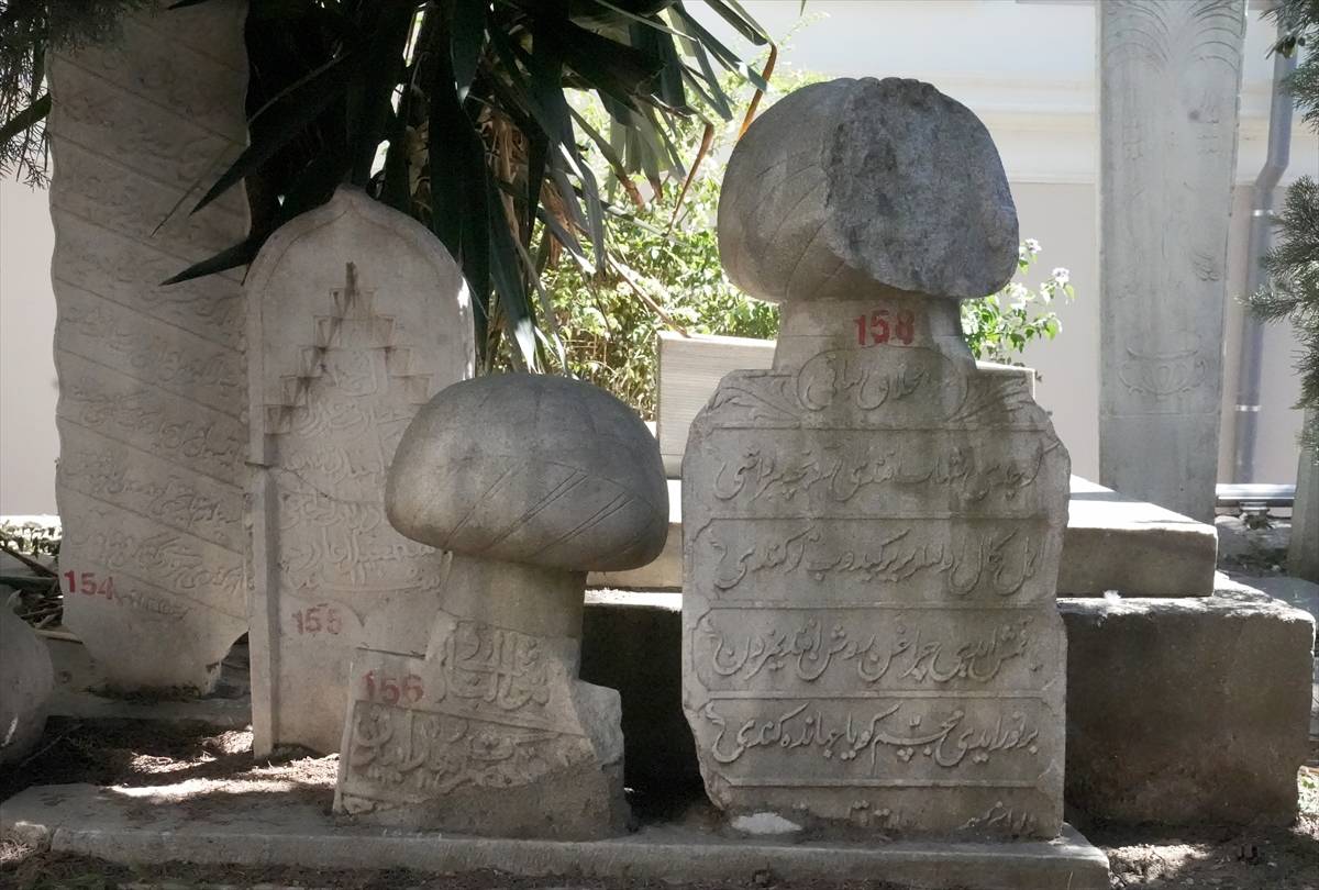 Tarihe mercek tutan mezar taşları İstanbul'da gelecek nesiller için korunuyor