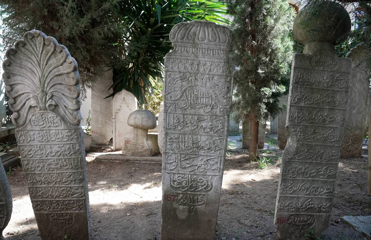 Tarihe mercek tutan mezar taşları İstanbul'da gelecek nesiller için korunuyor