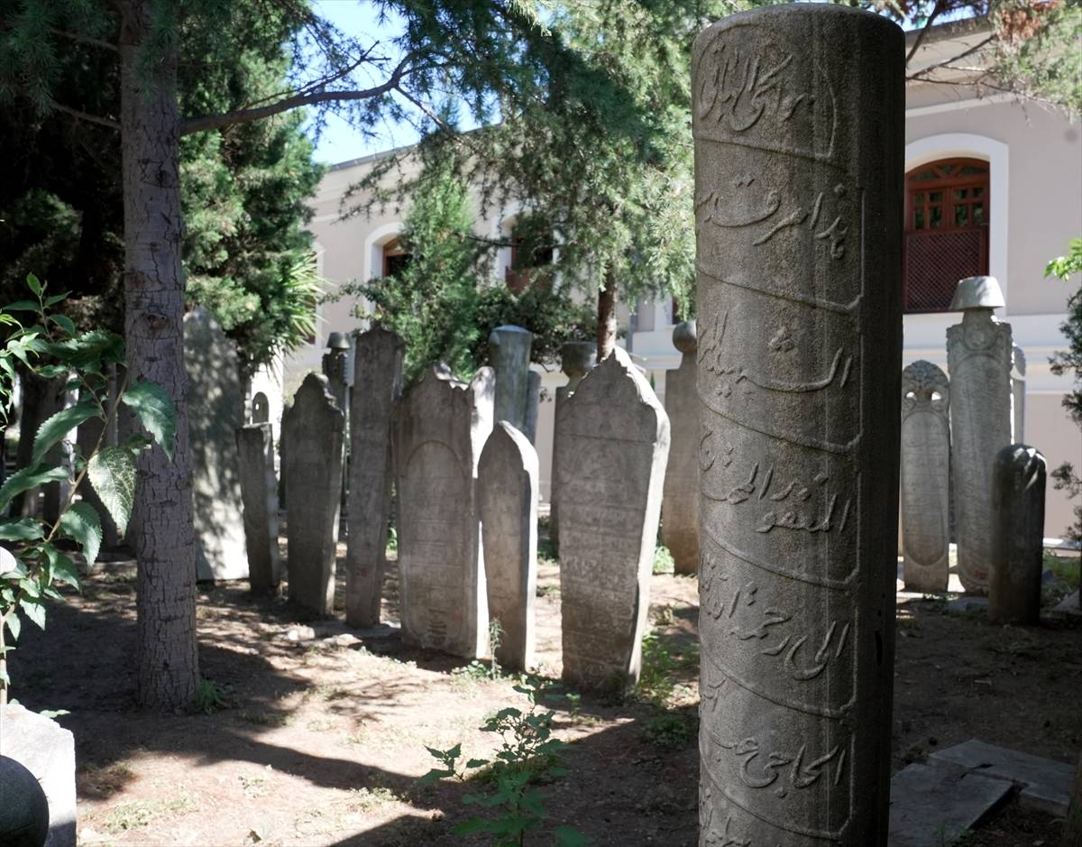 Tarihe mercek tutan mezar taşları İstanbul'da gelecek nesiller için korunuyor