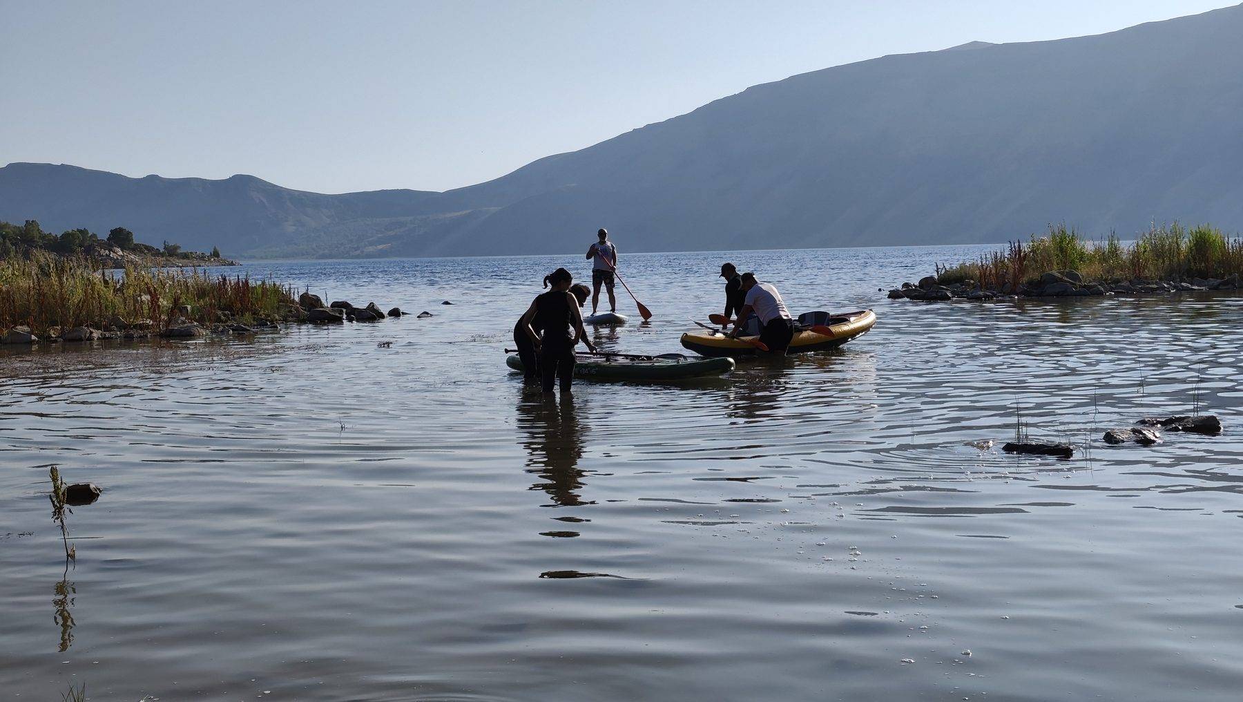 Doğa tutkunları Nemrut Krater Gölü'nün keyfini SUP ve kano ile çıkardı