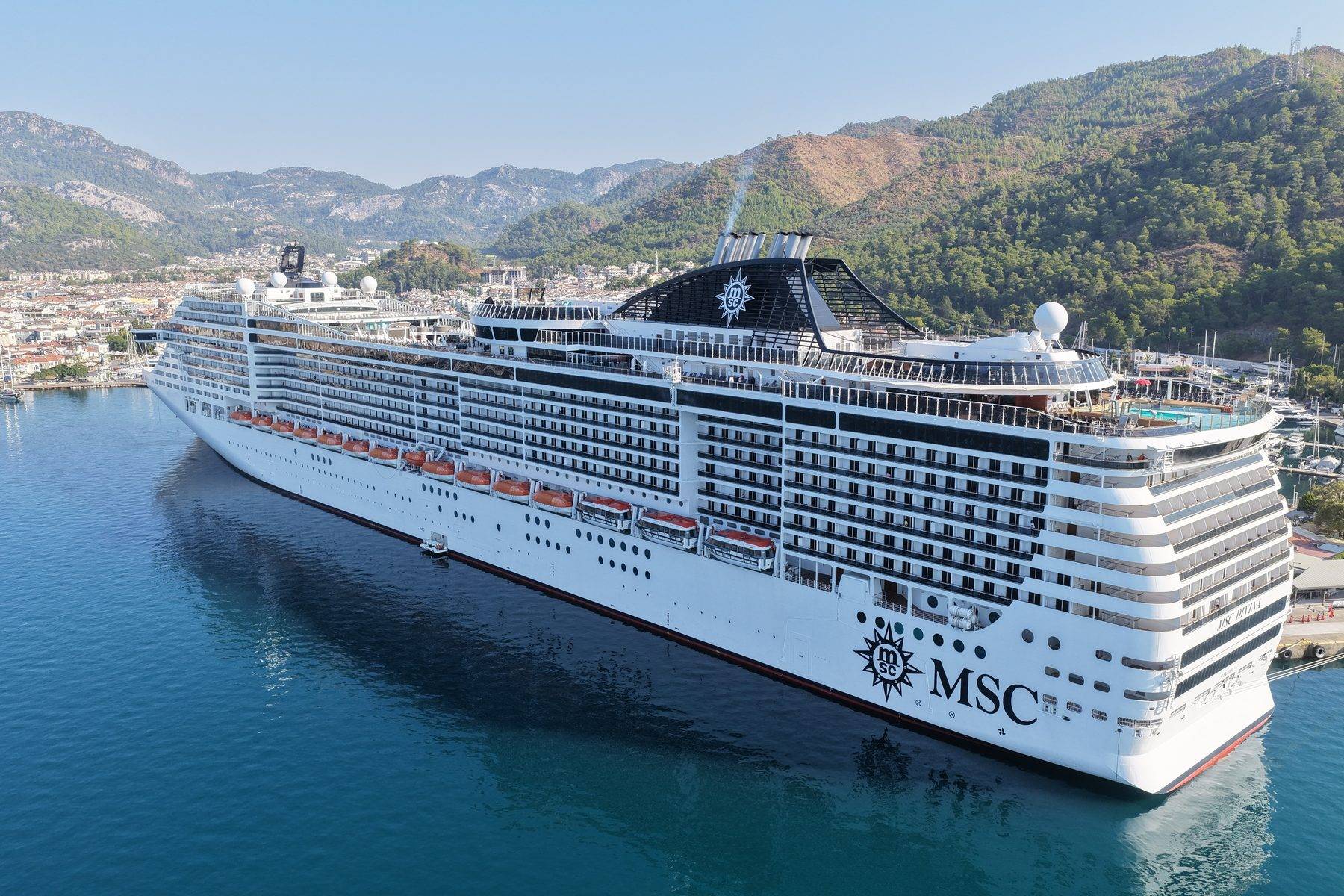 Dev gemi Marmaris’e yanaştı, 4 binden fazla turist ayak bastı