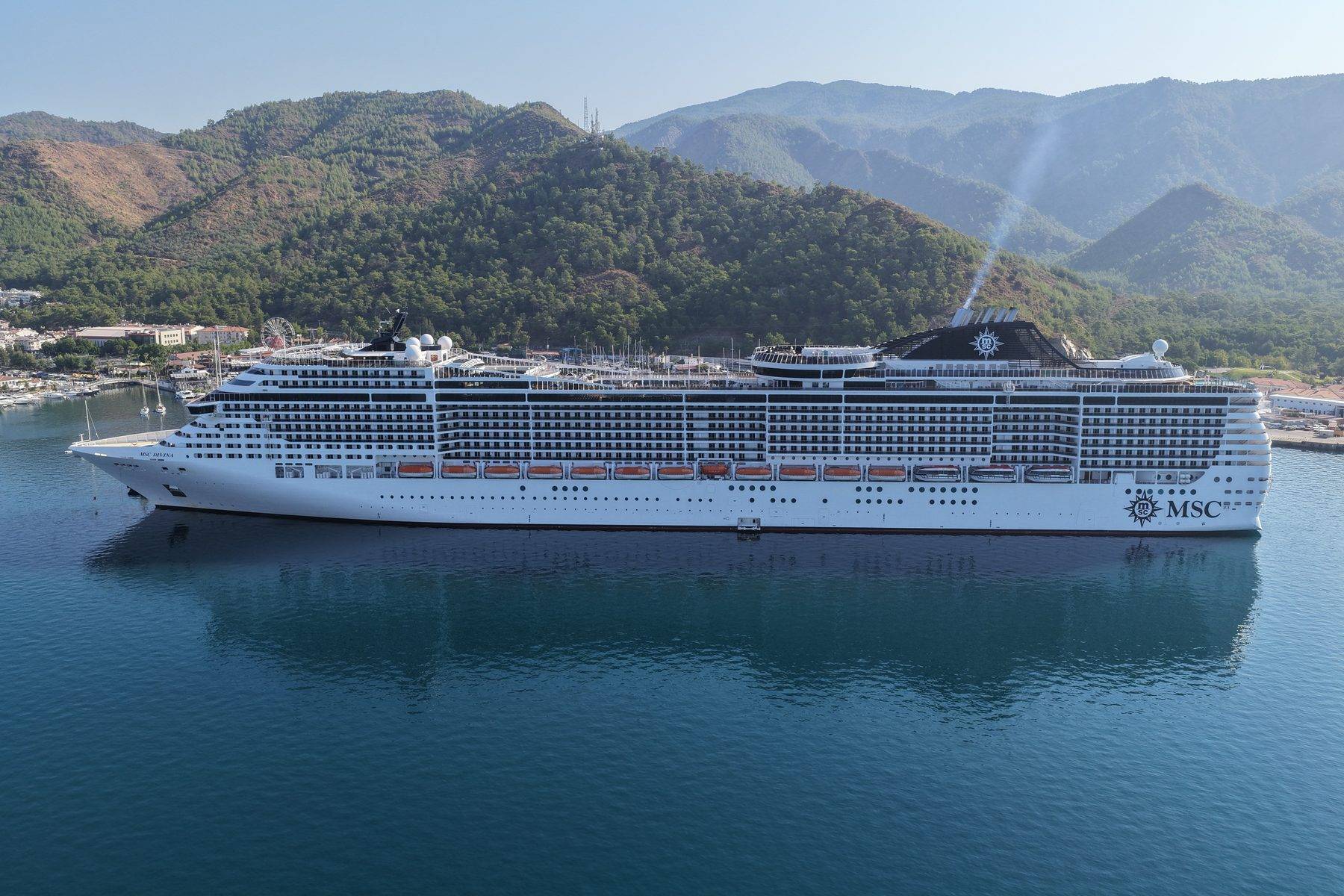 Dev gemi Marmaris’e yanaştı, 4 binden fazla turist ayak bastı