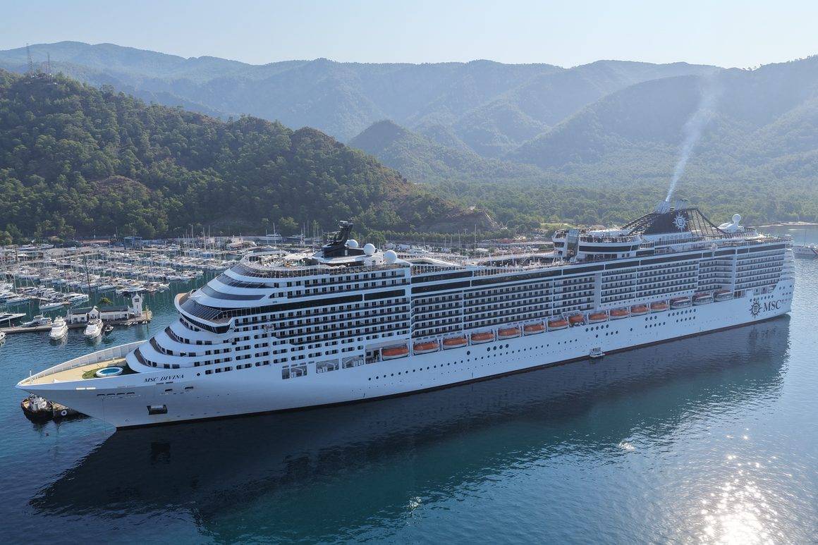 Dev gemi Marmaris’e yanaştı, 4 binden fazla turist ayak bastı