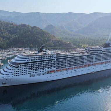 Dev gemi Marmaris’e yanaştı, 4 binden fazla turist ayak bastı