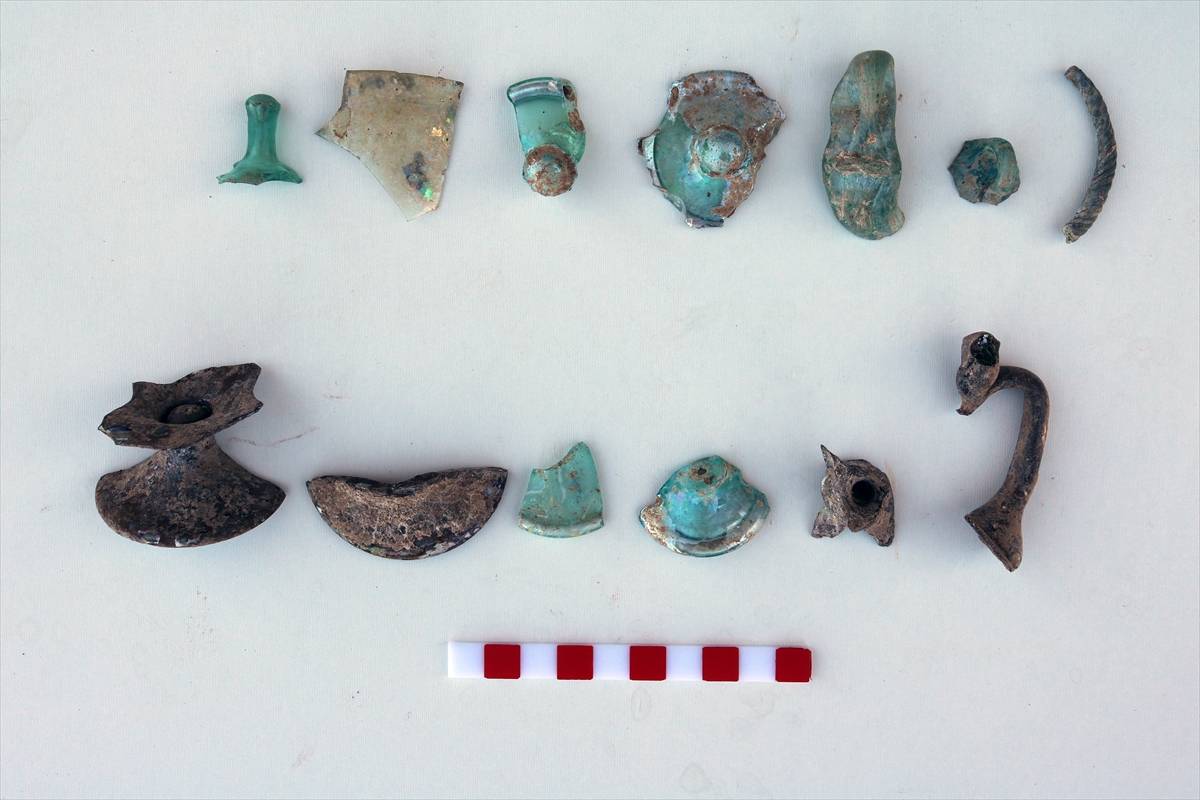 Aigeai Antik Kenti'nde dikkat çeken keşif: Ortaya çıkan 10 mezarda hediyeler bulundu