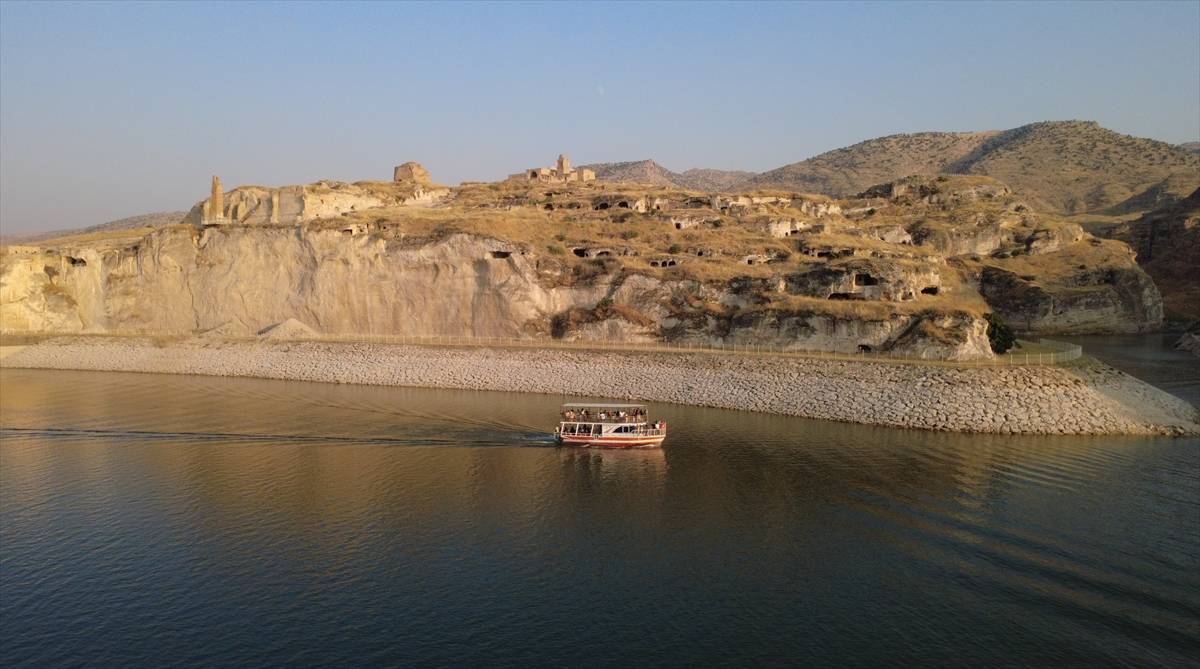 Medeniyetlerin birleştiği yer Hasankeyf, tekne turlarıyla keşfediliyor