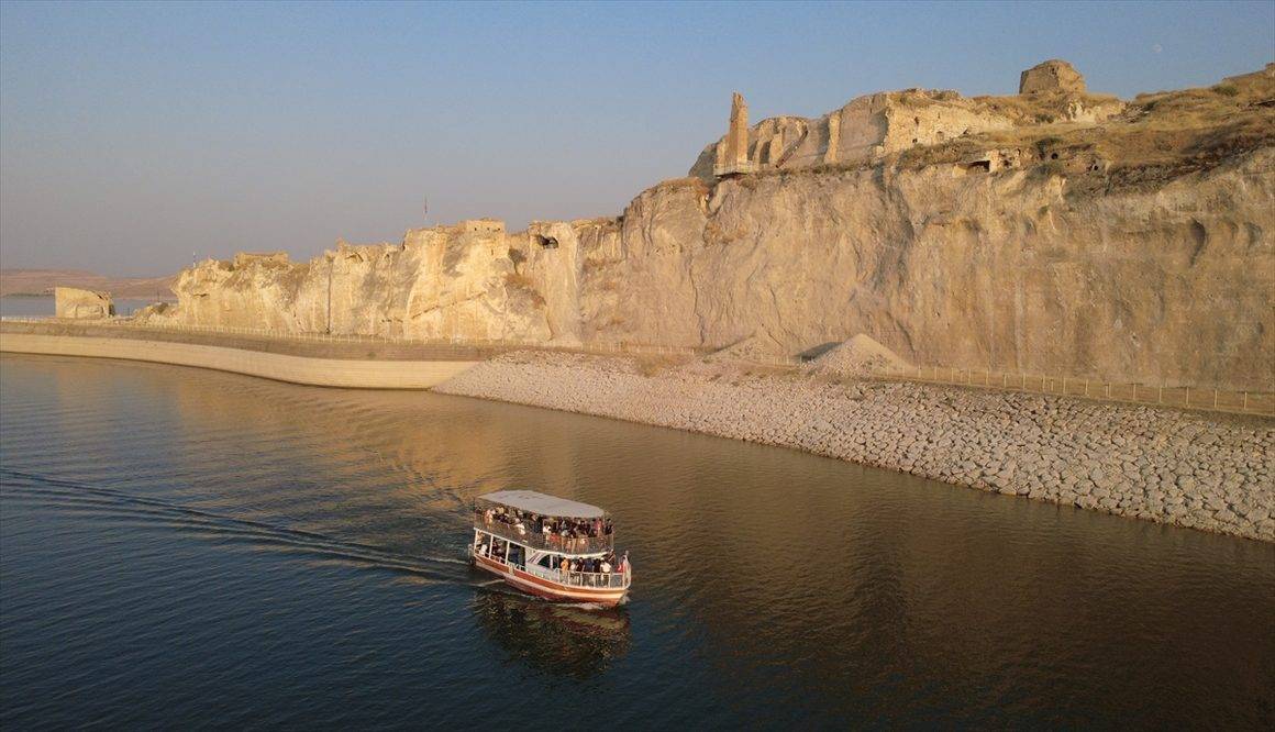 Medeniyetlerin birleştiği yer Hasankeyf, tekne turlarıyla keşfediliyor