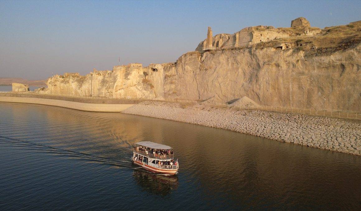 Medeniyetlerin birleştiği yer Hasankeyf, tekne turlarıyla keşfediliyor