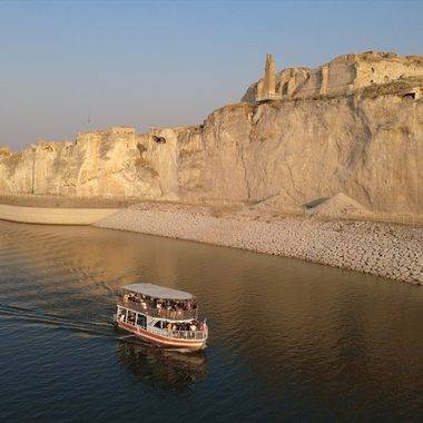 Medeniyetlerin birleştiği yer Hasankeyf, tekne turlarıyla keşfediliyor