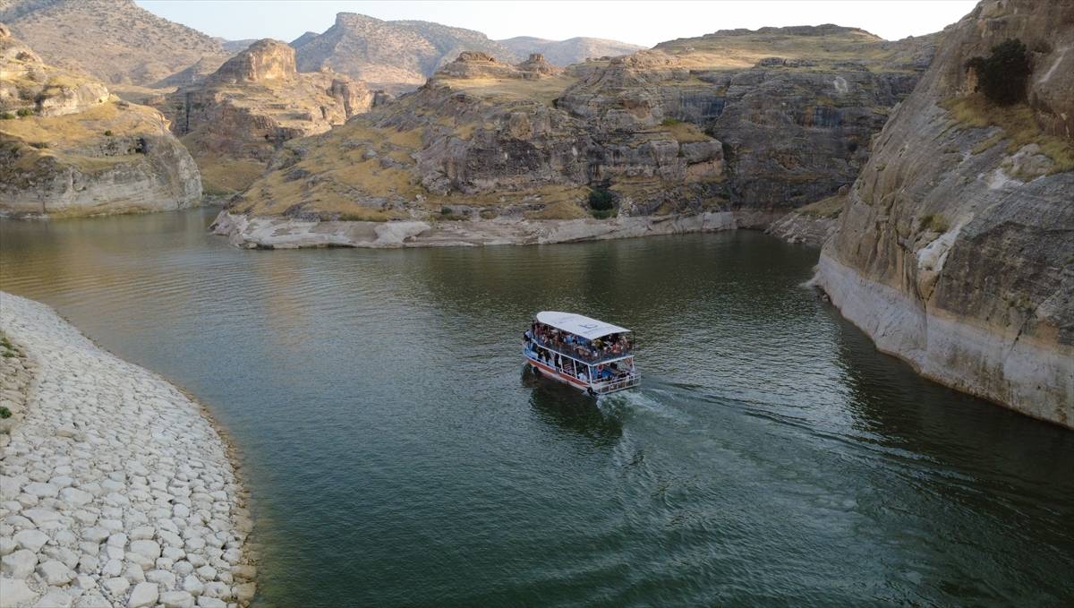Medeniyetlerin birleştiği yer Hasankeyf, tekne turlarıyla keşfediliyor