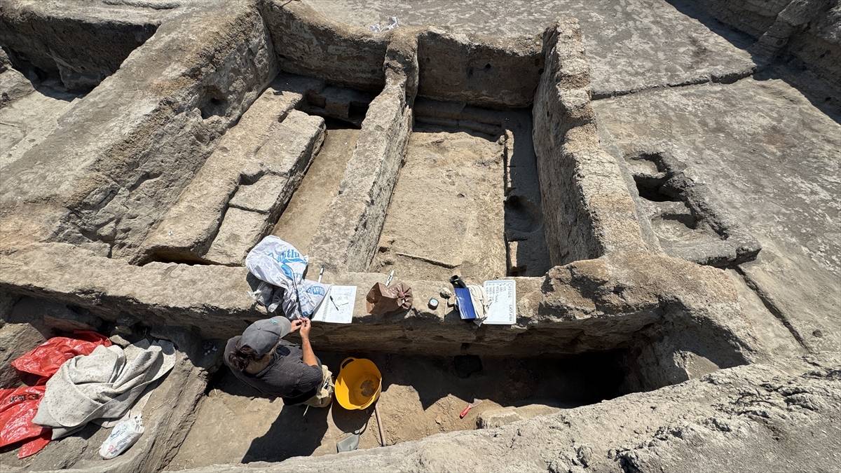 Çatalhöyük'te yeni keşif: Ölüler evinin yanında 8 bebek iskeleti ortaya çıktı
