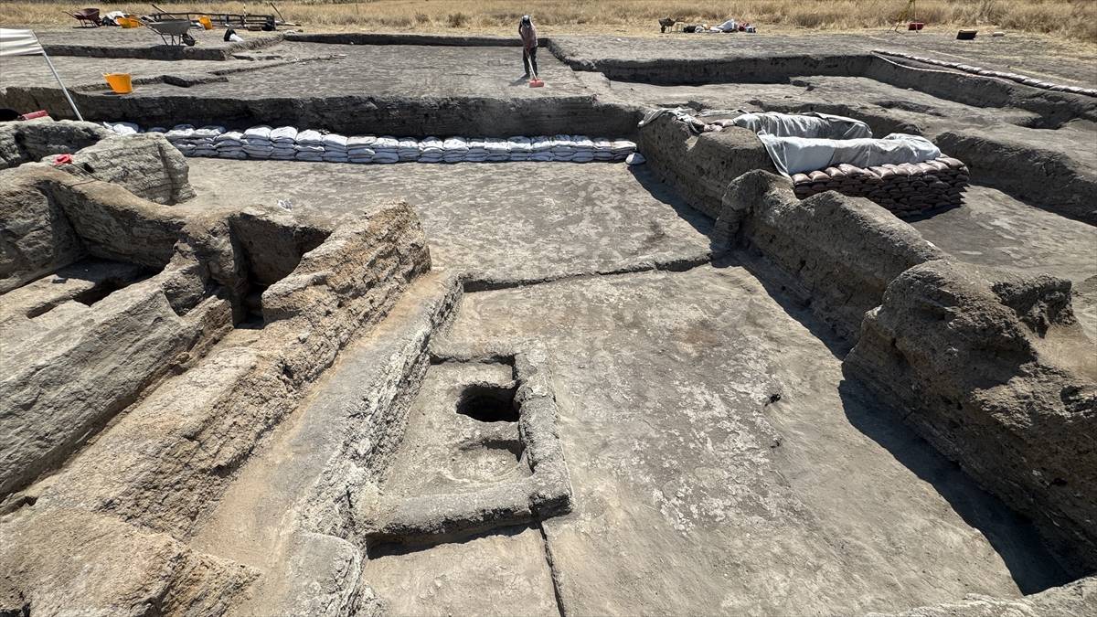 Çatalhöyük'te yeni keşif: Ölüler evinin yanında 8 bebek iskeleti ortaya çıktı
