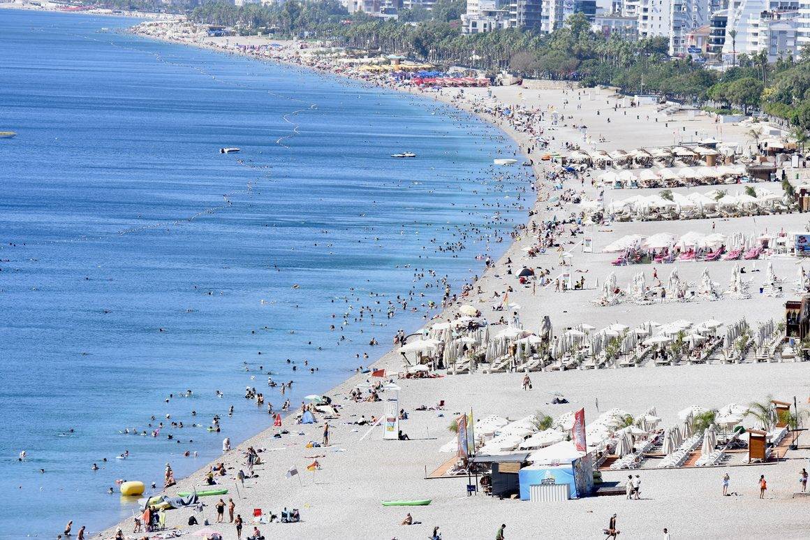 Sıcaktan kaçan Antalyalılar soluğu Akdeniz'in sahillerinde aldı