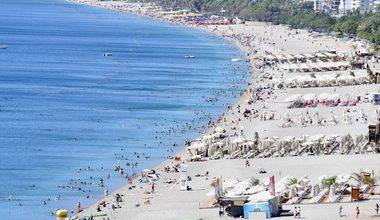 Sıcaktan kaçan Antalyalılar soluğu Akdeniz'in sahillerinde aldı
