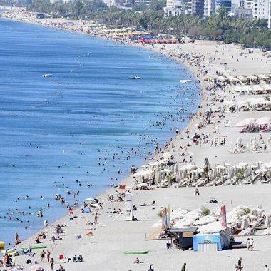 Sıcaktan kaçan Antalyalılar soluğu Akdeniz'in sahillerinde aldı