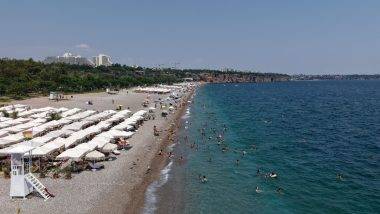 Antalya'da hissedilen sıcaklık 40 dereceye dayandı: Tatilciler Akdeniz'de serinledi