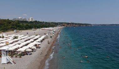 Antalya'da hissedilen sıcaklık 40 dereceye dayandı: Tatilciler Akdeniz'de serinledi