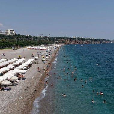 Antalya'da hissedilen sıcaklık 40 dereceye dayandı: Tatilciler Akdeniz'de serinledi